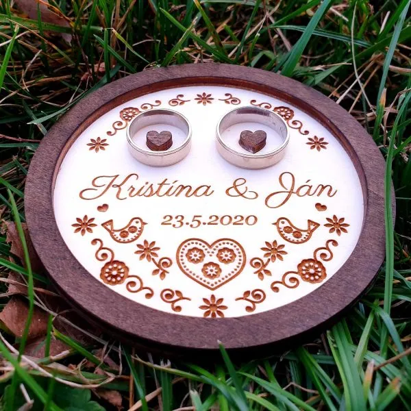 svadobny-podnos-na-obrucky-dreveny-personalizovany