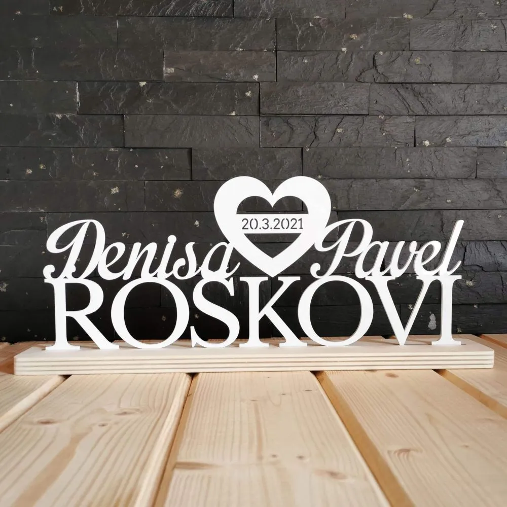 akrilovy napis na svadobny stol drevoded